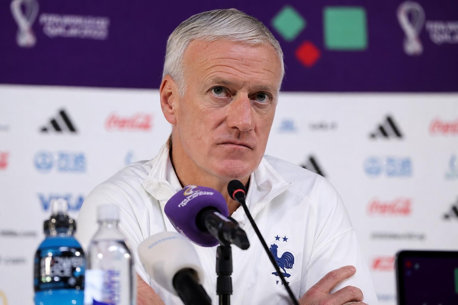 Didier Deschamps tijdens een gespannen persmoment rond de Franse nationale ploeg