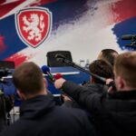 Gespannen persmoment rond het Tsjechische nationale elftal na een teleurstellend WK