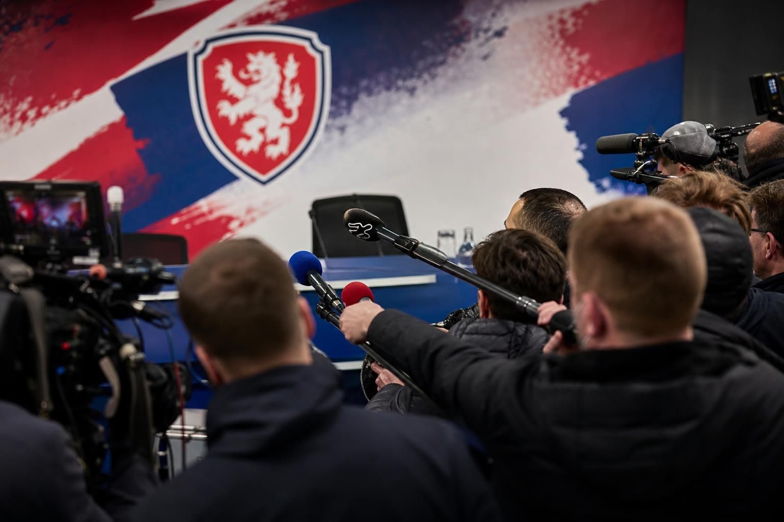 Gespannen persmoment rond het Tsjechische nationale elftal na een teleurstellend WK