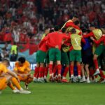 Marokkaanse spelers vieren na een strafschoppenreeks terwijl Nederlandse spelers ontgoocheld reageren