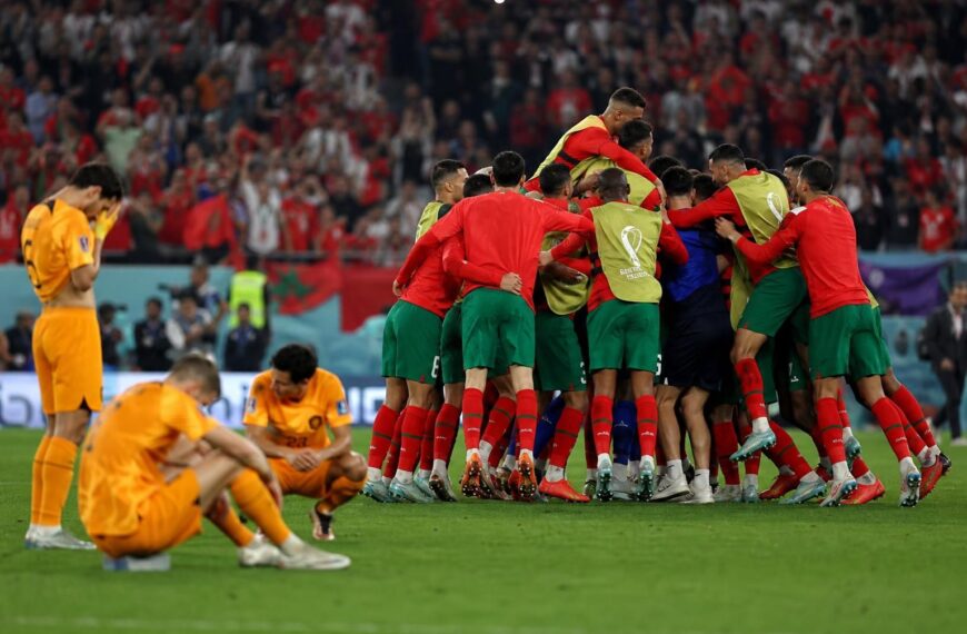Marokkaanse spelers vieren na een strafschoppenreeks terwijl Nederlandse spelers ontgoocheld reageren