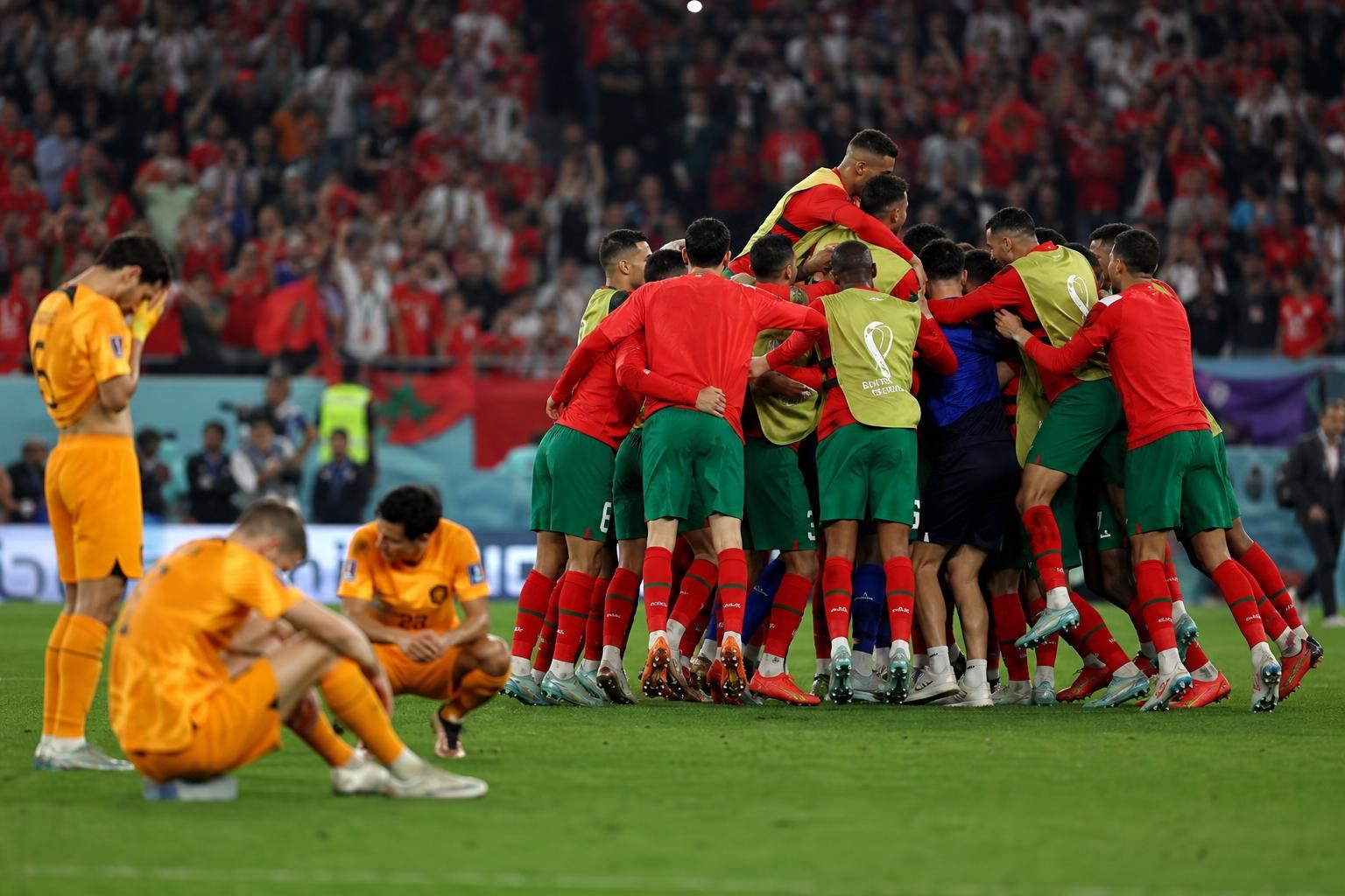 Marokkaanse spelers vieren na een strafschoppenreeks terwijl Nederlandse spelers ontgoocheld reageren
