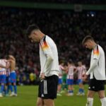 Duitse spelers tonen ontgoocheling na een vroege WK-uitschakeling tegen Paraguay