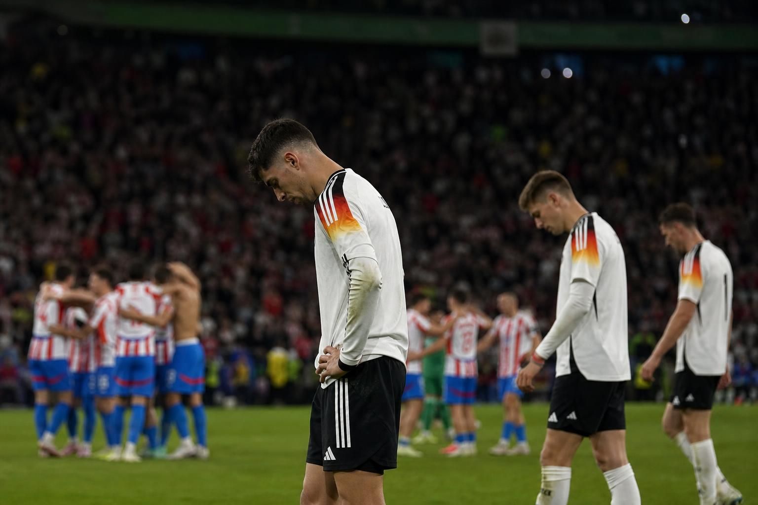 Duitse spelers tonen ontgoocheling na een vroege WK-uitschakeling tegen Paraguay