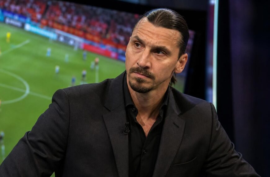 Zlatan Ibrahimovic tijdens een gespannen voetbalanalyse na de WK-uitschakeling van Nederland