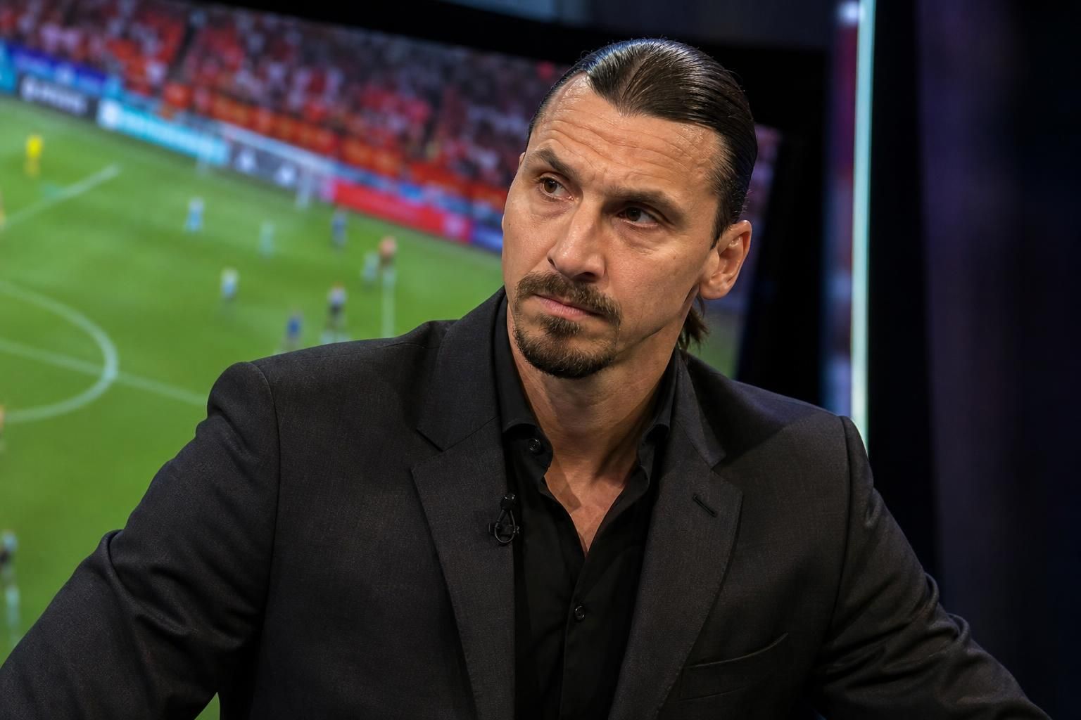 Zlatan Ibrahimovic tijdens een gespannen voetbalanalyse na de WK-uitschakeling van Nederland