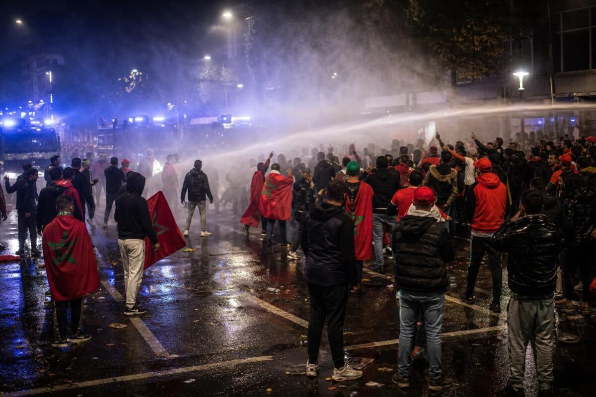 Marokkaanse supporters tijdens een gespannen WK-viering na de zege tegen Nederland