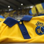 Detail van een geel-blauw Union-shirt in een stadionomgeving.