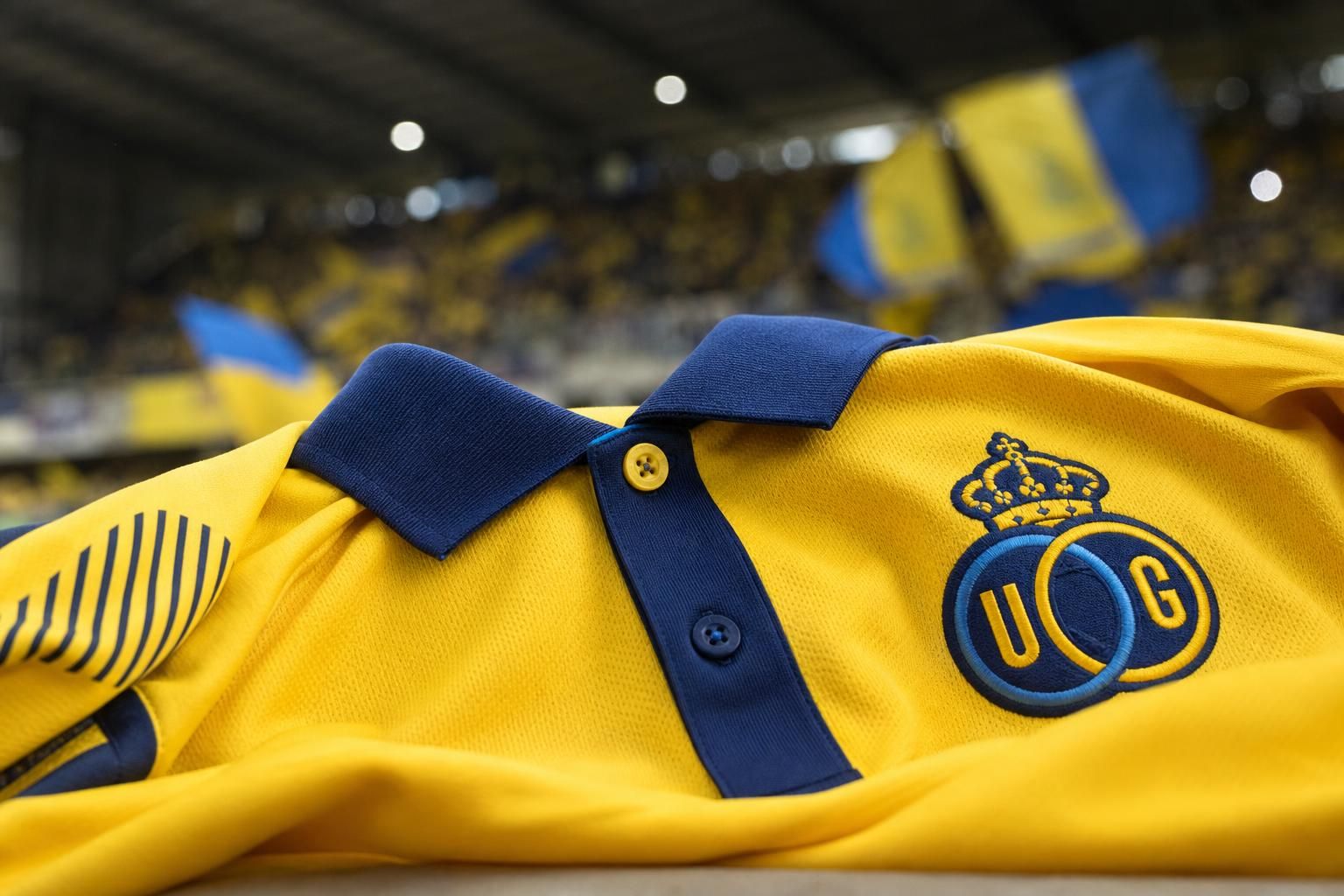 Detail van een geel-blauw Union-shirt in een stadionomgeving.