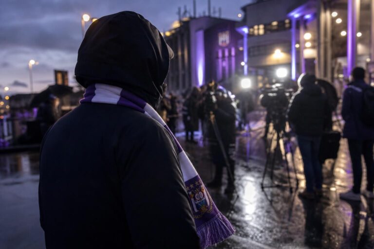 Transferbeeld rond Anderlecht met stadionomgeving en spanning zonder herkenbare gezichten