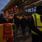 Transfercontext rond KV Mechelen met geel-rode supporterssfeer zonder herkenbare gezichten