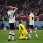 Duitse spelers reageren na een afgekeurde late goal tegen Paraguay