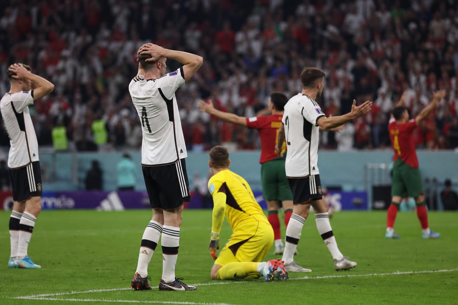 Duitse spelers reageren na een afgekeurde late goal tegen Paraguay
