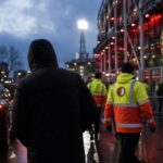 Transfercontext rond Feyenoord met gespannen stadionomgeving zonder herkenbare spelers