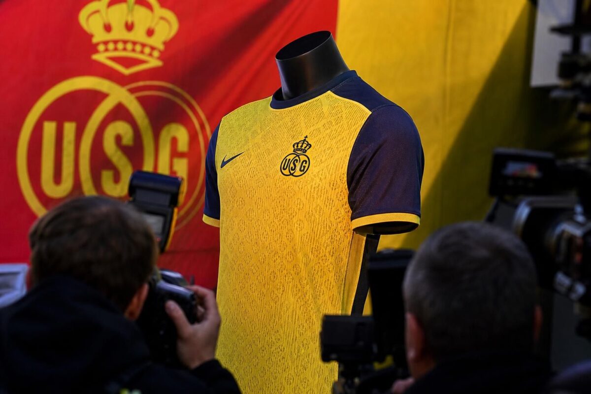 Presentatiecontext rond het nieuwe Union-shirt met focus op clubkleuren en voetbalidentiteit