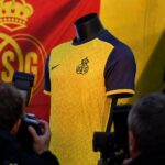 Presentatiecontext rond het nieuwe Union-shirt met focus op clubkleuren en voetbalidentiteit