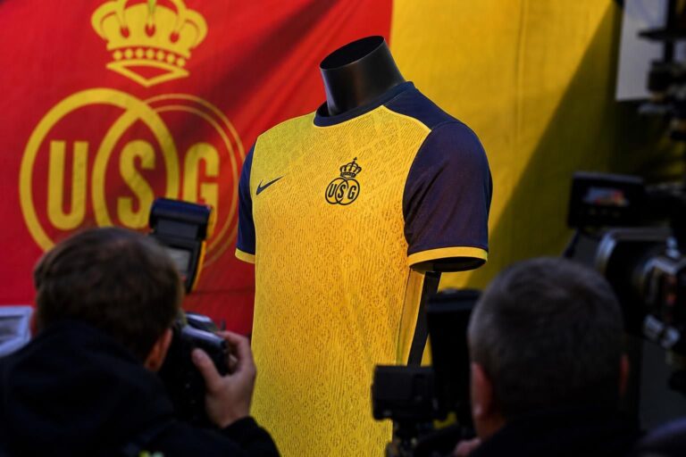 Presentatiecontext rond het nieuwe Union-shirt met focus op clubkleuren en voetbalidentiteit