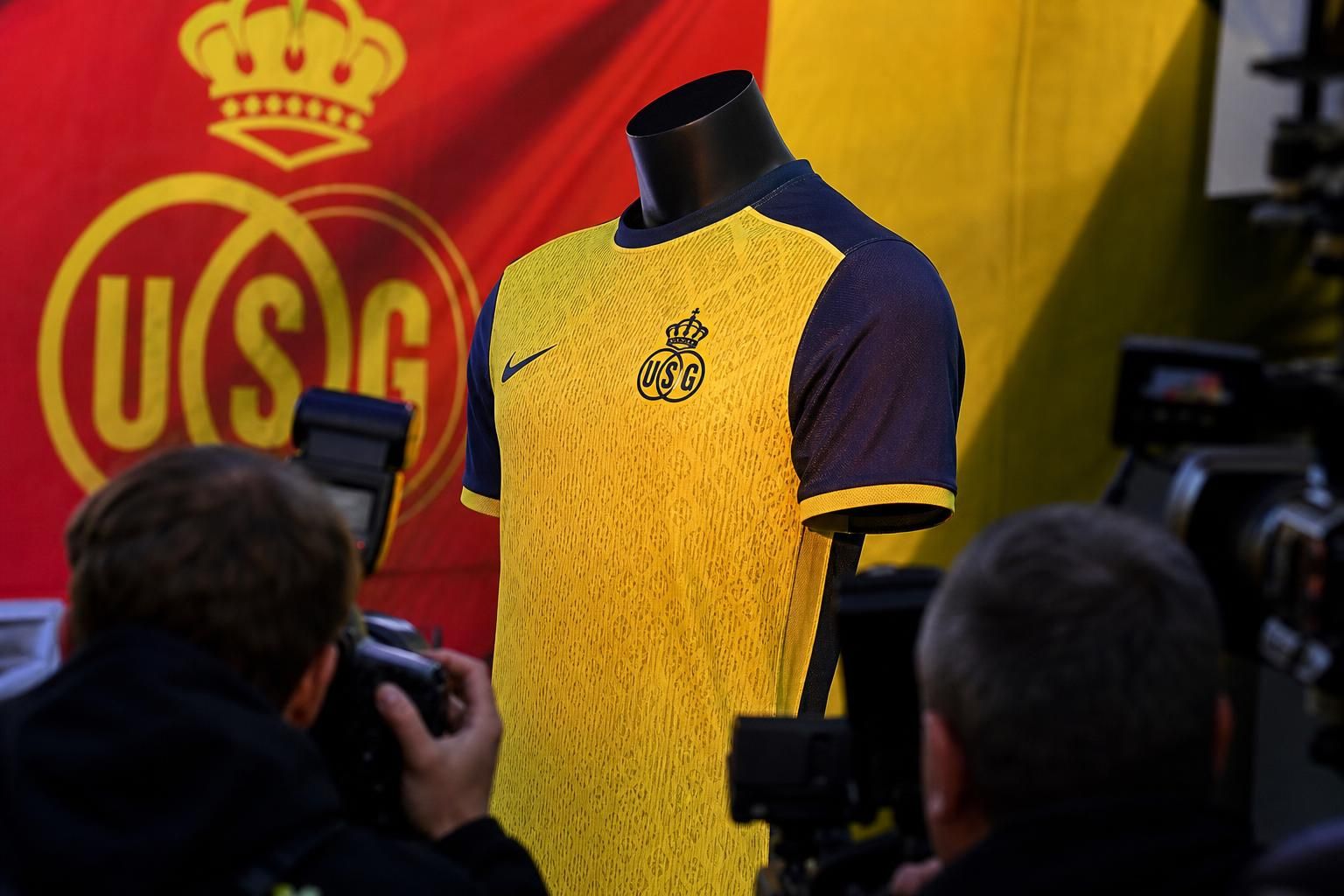 Presentatiecontext rond het nieuwe Union-shirt met focus op clubkleuren en voetbalidentiteit