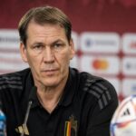 Rudi Garcia tijdens een gespannen persmoment van de Rode Duivels voor het WK-duel met Senegal