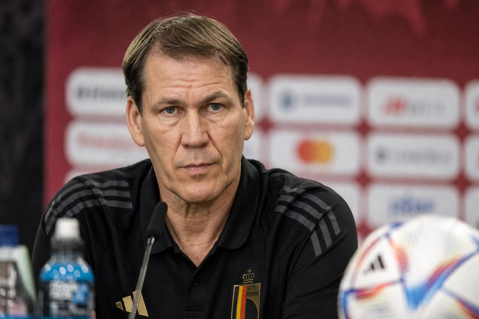 Rudi Garcia tijdens een gespannen persmoment van de Rode Duivels voor het WK-duel met Senegal