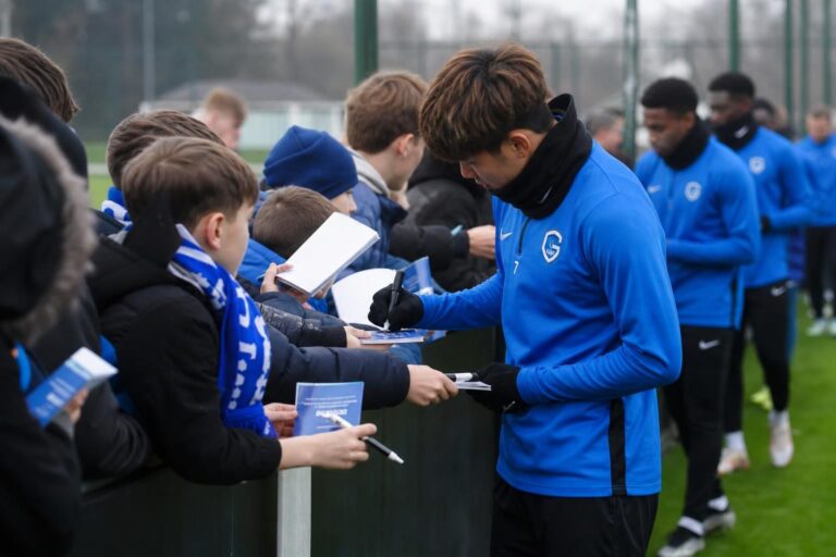 Jonge supporters bij een open training van KRC Genk wachten op handtekeningen