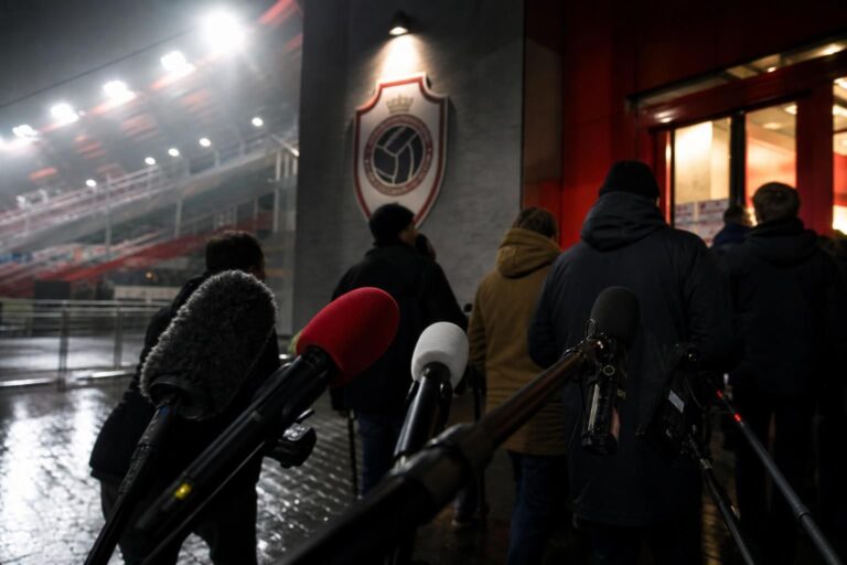 Gespannen sfeer rond het Bosuilstadion bij een mogelijke overname van Royal Antwerp FC