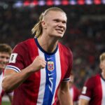 Erling Haaland viert een beslissend moment met Noorwegen op het WK