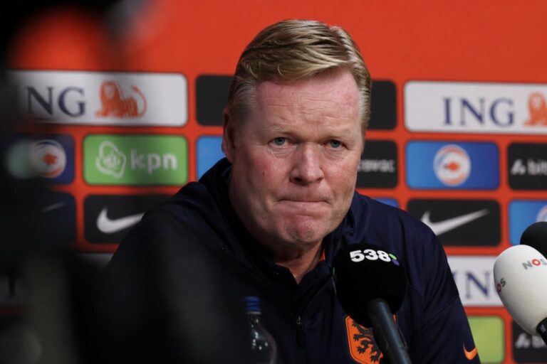 Ronald Koeman tijdens een gespannen persmoment rond het Nederlands elftal