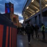 Transfercontext rond Bologna met gespannen stadionomgeving zonder herkenbare gezichten