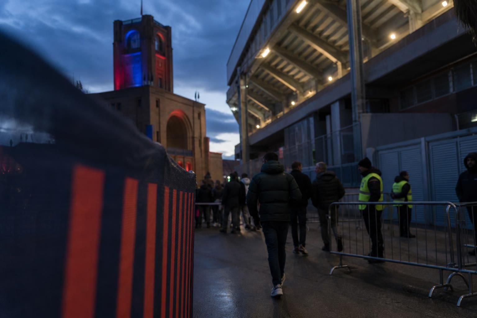 Transfercontext rond Bologna met gespannen stadionomgeving zonder herkenbare gezichten