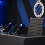 Persomgeving met microfoons en blauw-zwarte accenten rond een afscheid bij Club Brugge