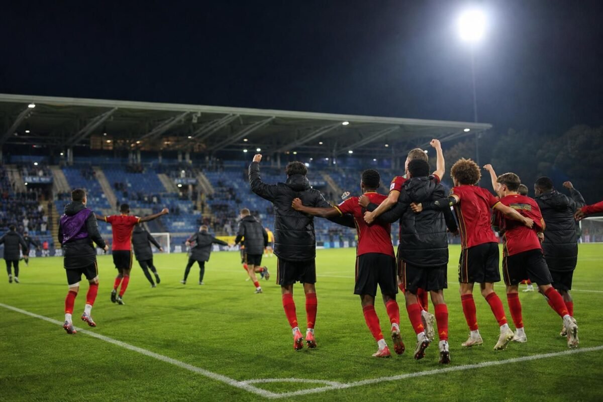 Belgische U17-spelers vieren vanop afstand na de zege tegen Frankrijk