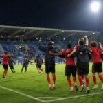 Belgische U17-spelers vieren vanop afstand na de zege tegen Frankrijk