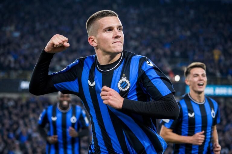 Christos Tzolis in actie voor Club Brugge tijdens een wedstrijd.