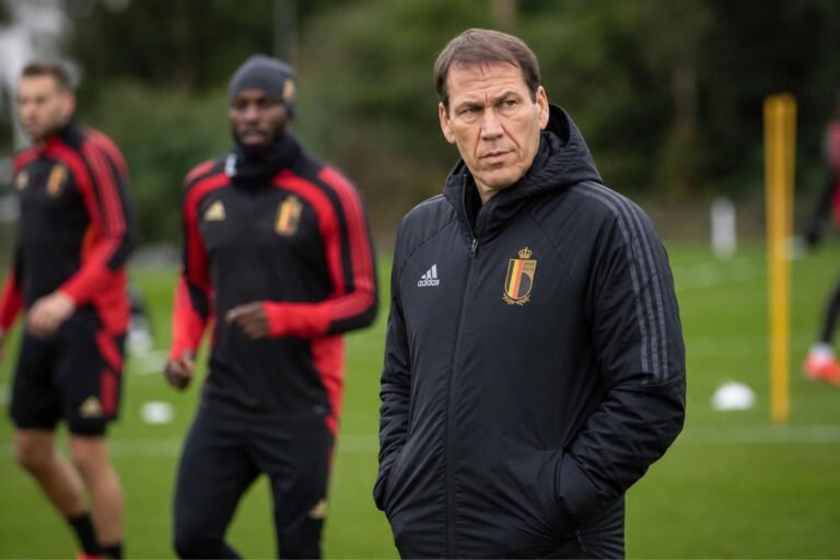 Rudi Garcia tijdens een training van de Rode Duivels in aanloop naar Kroatië