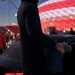 Transfercontext rond Bayern München met stadionlichten en gespannen aankomstsfeer