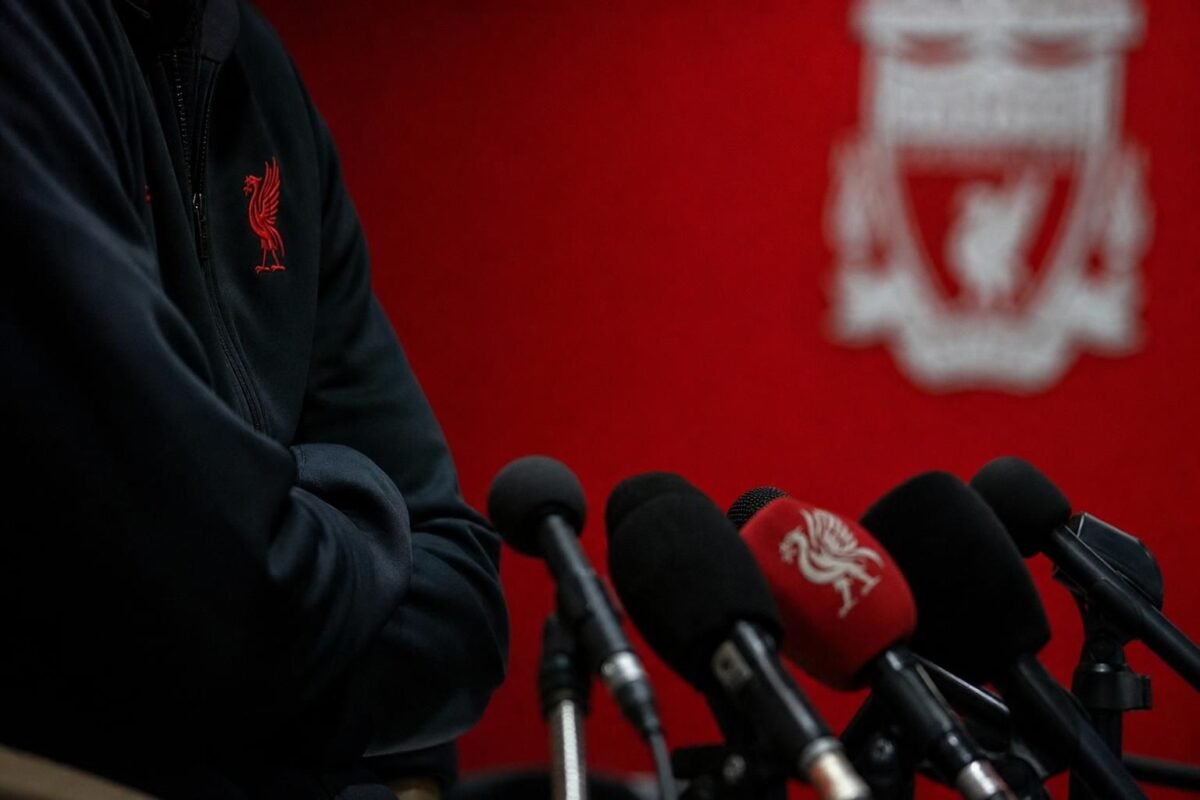 Sombere voetbalpersruimte in Liverpool-context zonder herkenbare gezichten