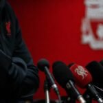Sombere voetbalpersruimte in Liverpool-context zonder herkenbare gezichten