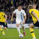 Christos Tzolis in actie tijdens een interlandcontext tussen Griekenland en Zweden