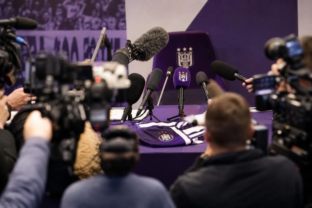 Persmoment bij RSC Anderlecht rond transferplannen en sportieve keuzes