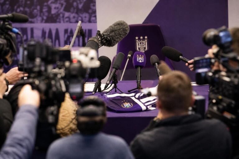 Persmoment bij RSC Anderlecht rond transferplannen en sportieve keuzes