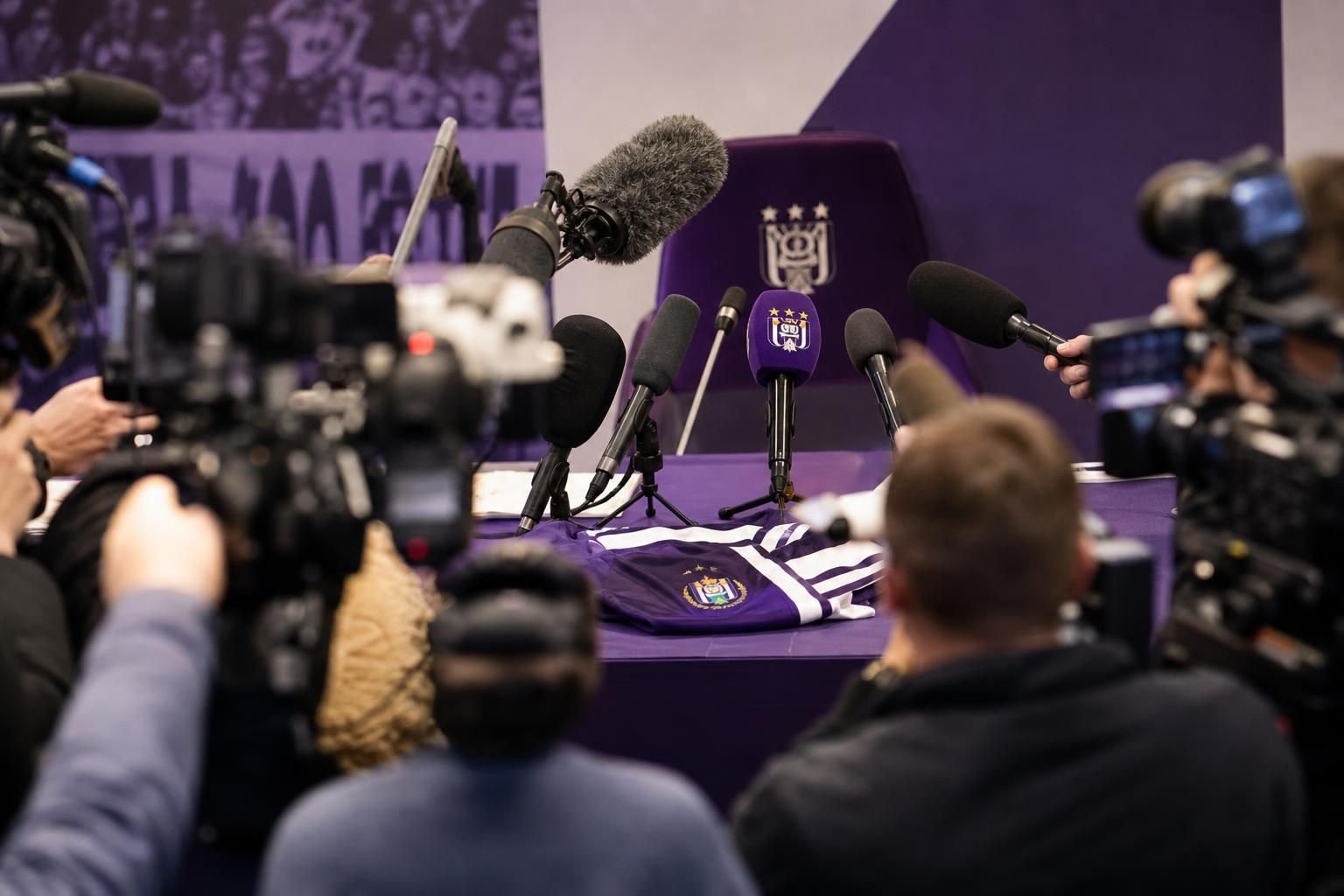 Persmoment bij RSC Anderlecht rond transferplannen en sportieve keuzes