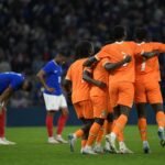 Ivoorkust viert een doelpunt tegen Frankrijk tijdens een interlandavond
