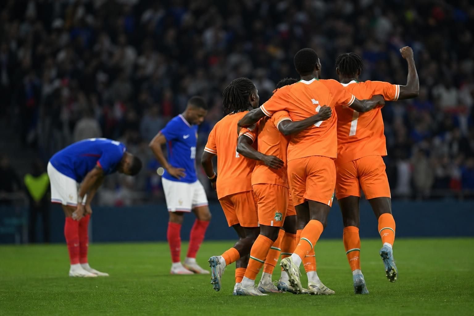 Ivoorkust viert een doelpunt tegen Frankrijk tijdens een interlandavond