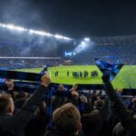 Club Brugge-supporters in een sfeervol stadion tijdens een feestelijk voetbalmoment
