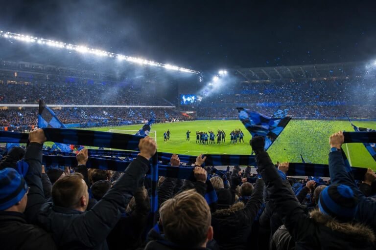 Club Brugge-supporters in een sfeervol stadion tijdens een feestelijk voetbalmoment
