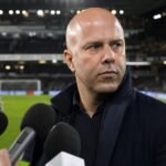 Arne Slot tijdens een persmoment in de context van Premier League-geruchten rond Fulham