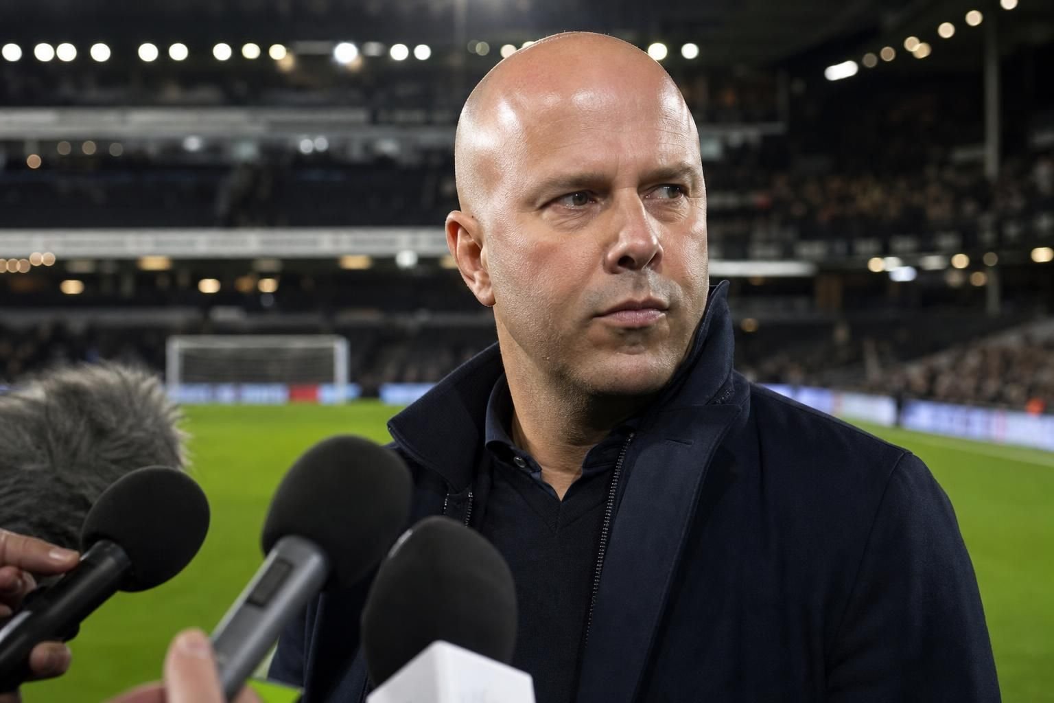 Arne Slot tijdens een persmoment in de context van Premier League-geruchten rond Fulham