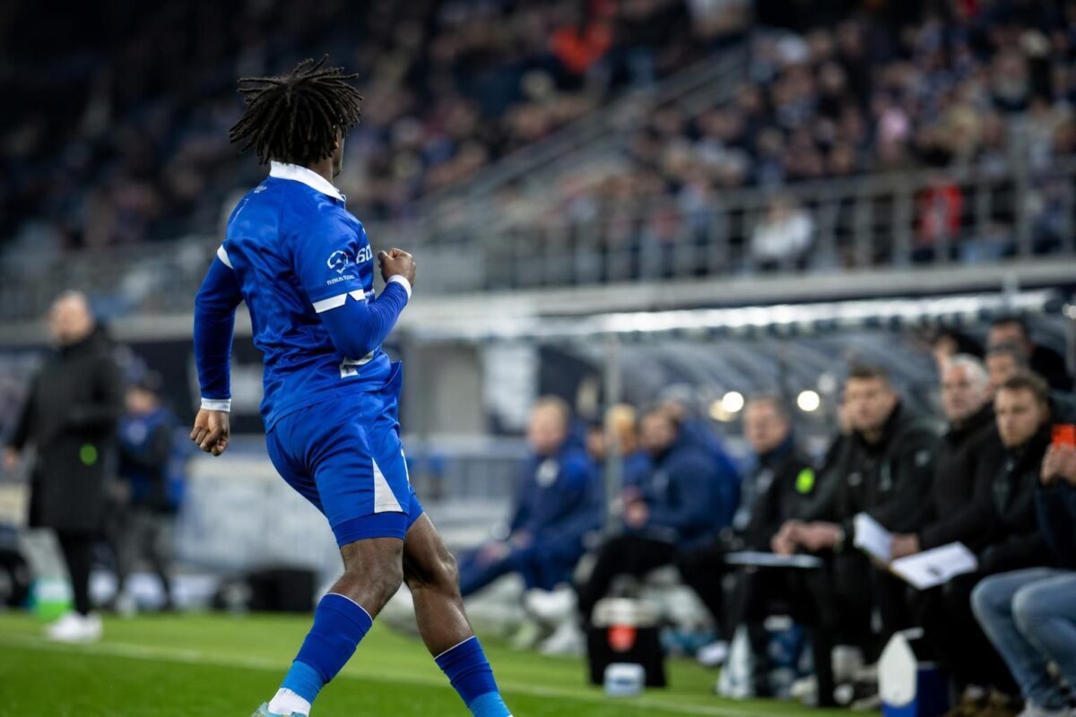 KAA Gent-spelers in wedstrijdsfeer terwijl buitenlandse interesse rond een jong talent groeit
