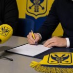 Contractverlenging bij STVV in geel-blauwe clubcontext op Stayen zonder herkenbare gezichten